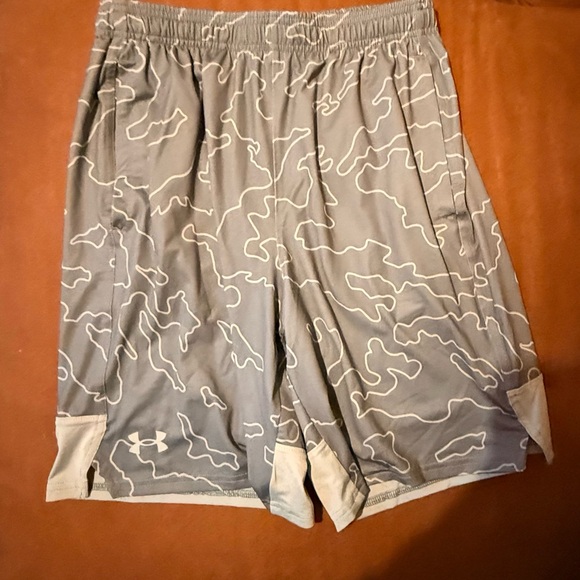 NWT Under Armour Men's Gray Camo Shorts - Picture 2 of 4